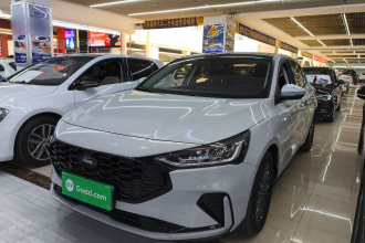 福特 福克斯 2022款 三厢 EcoBoost 180 自动竞速版