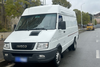 依维柯得意 2023款 2.5T V40厢式运输车长轴中顶双胎侧拉门2-3座