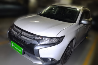 三菱 欧蓝德(进口) 2016款 2.4L 四驱精英版 5座