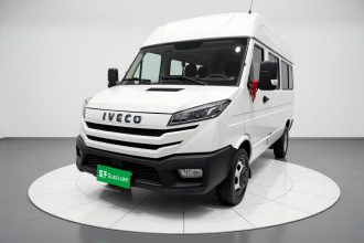 依维柯得意 2023款 2.5T A37M1长轴中顶双胎侧拉门5-9座