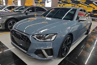 奥迪A4L 2022款 40 TFSI quattro RS套件燃速型