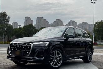 奥迪Q7 2025款 55 TFSI quattro S line运动型