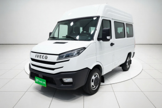 依维柯得意 2023款 2.5T A35M1短轴中顶双胎手动门5-9座