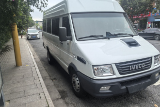 依维柯得意 2021款 2.5T A40 M1客车5-9座长轴中顶双胎手动门