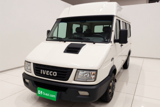 依维柯得意 2021款 2.5T A35 M1客车5-9座短轴中顶双胎手动门
