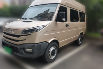 依维柯得意 2023款 2.5T A35M1短轴中顶单胎侧拉门5-9座