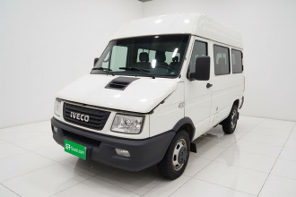 依维柯得意 2021款 2.5T A35 M1客车5-9座短轴中顶双胎侧拉门