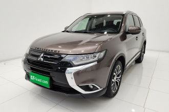 三菱 欧蓝德 2016款 2.4L 四驱豪华版 7座