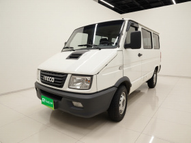 依维柯得意 2021款 2.5T A35 M1客车5-9座短轴低顶单胎手动门