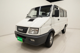 依维柯得意 2021款 2.5T A35 M1客车5-9座短轴低顶单胎手动门