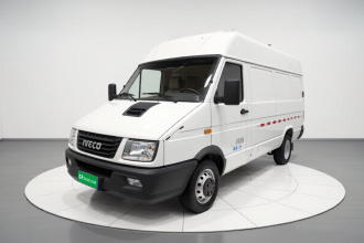 依维柯得意 2021款 2.5T V40 2-3座长轴中顶双胎手动门