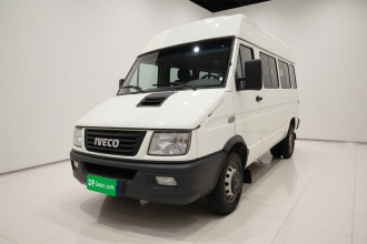 依维柯得意 2022款 2.5T A37 M1客车 5-9座长轴中顶双胎侧拉门