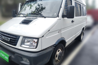 依维柯得意 2021款 2.5T A35 M1客车5-9座短轴中顶双胎手动门
