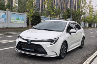 丰田 雷凌 2023款 智能电混双擎 1.8L 豪华版