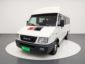 依维柯得意 2021款 2.5T A40 M1客车5-9座长轴中顶双胎手动门