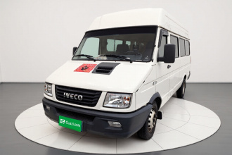 依维柯得意 2021款 2.5T A40 M1客车5-9座长轴中顶双胎手动门