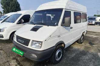 依维柯得意 2021款 2.5T A35 M1客车5-9座短轴中顶单胎侧拉门