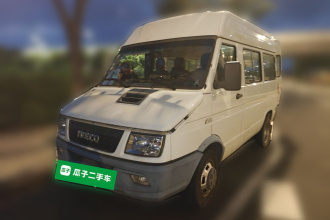 依维柯得意 2021款 2.5T A35 M1客车5-9座短轴中顶双胎侧拉门