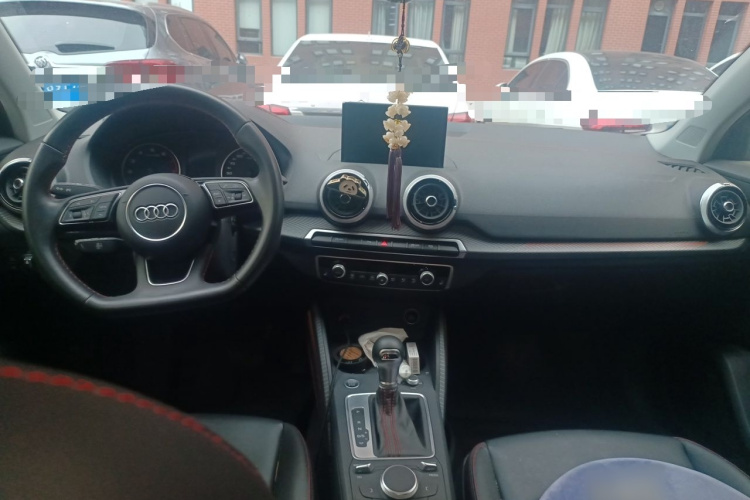 Audi Q2L фото 10