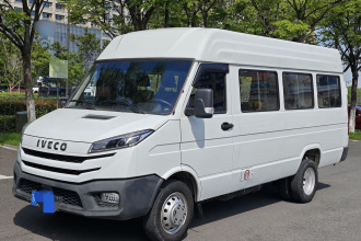 依维柯得意 2023款 2.5T V40厢式运输车长轴中顶双胎侧拉门2-3座