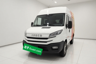 依维柯得意 2023款 2.5T A35M1短轴低顶单胎侧拉门5-9座