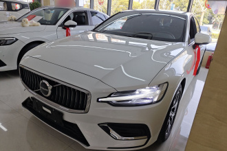 沃尔沃S60 2025款 B4 智逸豪华版