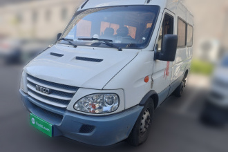 依维柯褒迪 2017款 2.5T经典A32客车中顶6-7座47Z5