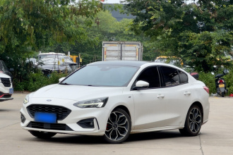 福特 福克斯 2021款 三厢 EcoBoost 180 自动ST Line