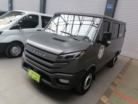 依维柯得意 2023款 2.5T A35M1多用途乘用车短轴低顶单胎手动门 自动挡