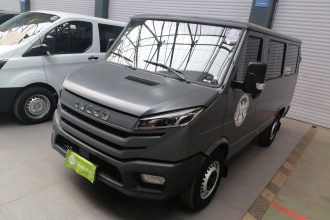 依维柯得意 2023款 2.5T A35M1多用途乘用车短轴低顶单胎手动门 自动挡