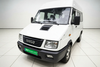 依维柯得意 2021款 2.5T A35 M1客车5-9座短轴中顶双胎手动门