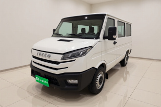 依维柯得意 2023款 2.5T A35M1短轴低顶单胎侧拉门5-9座