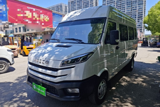 依维柯得意 2023款 2.5T A37M1长轴中顶双胎侧拉门5-9座