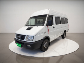 依维柯得意 2020款 2.5T A40客车双胎中顶5-9座国VI