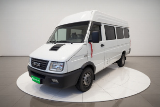 依维柯得意 2020款 2.5T A40客车双胎中顶5-9座国VI