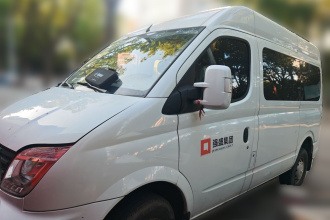 上汽大通MAXUS 新途V80 2023款 2.0T 手动经典傲运通动力版短轴中顶5/6座