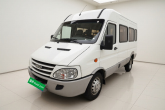 依维柯褒迪 2017款 2.5T尊享A37客车中顶6-7座47Z5