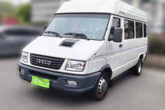 依维柯得意 2022款 2.5T A37 M1客车5-9座长轴中顶双胎手动门