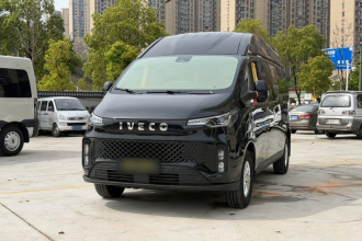 依维柯聚星 2023款 B33客车 2.0T 110KW手动星辉版高顶