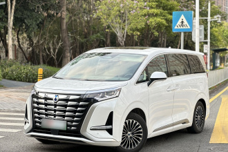 腾势D9 2022款 DM-i 970 四驱尊荣型