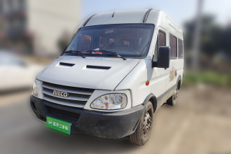 依维柯褒迪 2017款 2.5T经典A32客车中顶6-7座47Z5