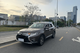 三菱 欧蓝德 2016款 2.4L 四驱豪华版 7座