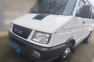 依维柯得意 2021款 2.5T A35 M1客车5-9座短轴中顶双胎手动门
