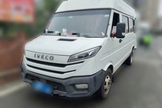 依维柯得意 2023款 2.5T A37M1长轴中顶双胎侧拉门5-9座