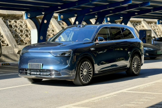 鸿蒙智行 问界M8 2025款 增程 Ultra版 53.4kWh 5座版