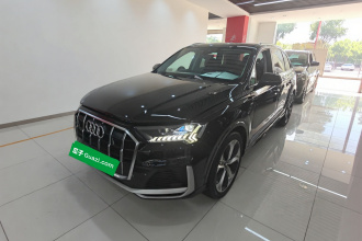 奥迪Q7 2023款 55 TFSI quattro S 尊贵型