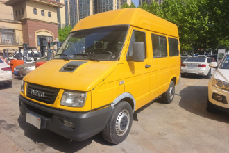 依维柯得意 2020款 2.5T A35客车单胎中顶5-9座侧移门国V