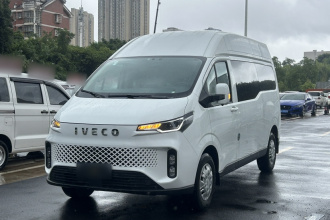 依维柯聚星 2023款 B33M客车 2.0T 110KW自动中轴中顶单胎