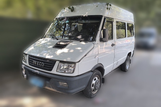 依维柯得意 2021款 2.5T A35 M1客车5-9座短轴中顶单胎手动门