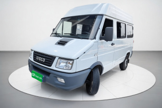 依维柯得意 2021款 2.5T A35 M1客车5-9座短轴中顶单胎手动门